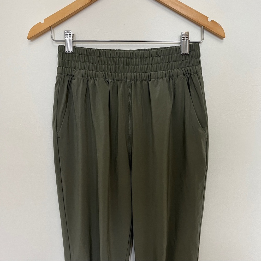 Vuori Villa Jogger Army Green Women's Sz Small Athleisure Lightweight Pull On - Picture 4 of 8